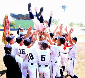 【高校野球】日本航空が昨夏王者・東海大甲府を下し優勝、豊泉監督胴上げに涙「前回はしてもらえなかったので…」