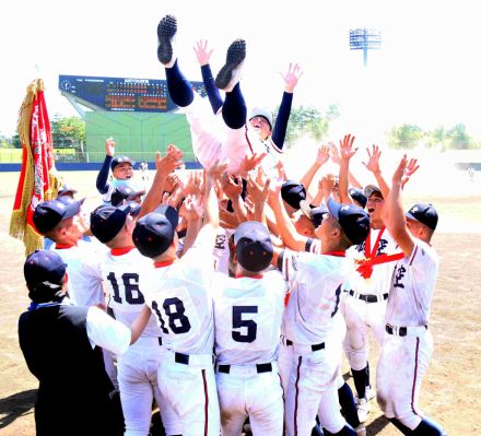 【高校野球】日本航空が昨夏王者・東海大甲府を下し優勝、豊泉監督胴上げに涙「前回はしてもらえなかったので…」