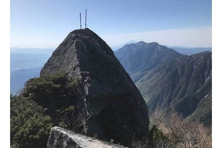 霊山山頂のほこらにタバコをポイ捨て、犯人は？　「罰当たり」「不謹慎過ぎる」と批判殺到