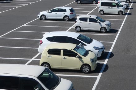 空いているとめちゃくちゃ不快……でも混んでる駐車場なら気にならない！　なぜ人は「トナラー駐車」を嫌がるのか？