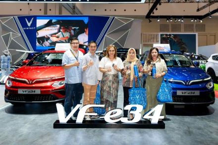 ビンファスト、電動SUV『VF e34』をモーターショーで納車　インドネシア初の顧客に