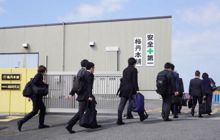 毎年25億の配当金、32頭の馬主...小林製薬“華麗なる一族”が自主回収の“常習犯”になるまで「31年間で17回」《辞任発表》