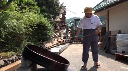 能登半島地震で全壊した漆器工房で伝統の「天日黒目」