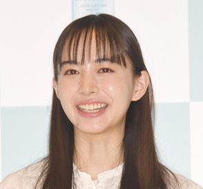 バズリズムLIVE出演の井桁弘恵、ベースを手にする姿が「めっちゃかっこよくて可愛い！」