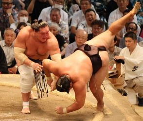 霧島　大関1場所復帰へ後がない5敗目　照ノ富士の小手投げに沈む「もう、負けてもいいくらいの…」