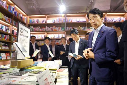 「書店減れば国力弱まる」閉店相次ぐ中、斎藤経産相が都内で視察　振興へ今夏に課題整理