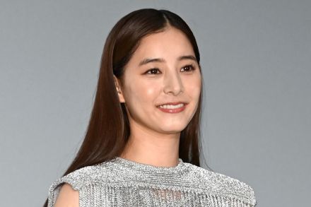 ＜新木優子＞キラキラ感たっぷり！　ノースリーブのフリンジワンピ　アクセでますます華やかに