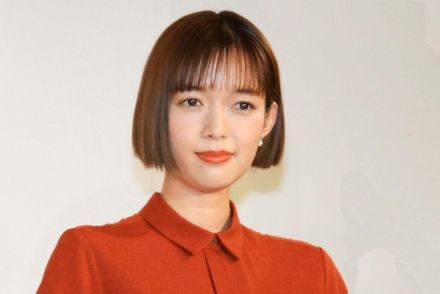 ＜佐藤栞里＞内村光良との「特別な」2ショットを続々公開　還暦を祝福　「二人の笑顔で私まで幸せ」「笑顔に癒やされる」と話題