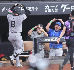 【球宴】阪神・岡田彰布監督、“丸ポーズ”の舞台裏は「丸せえ言うてたから、新井と（三浦が）」…一問一答