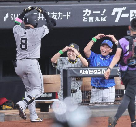 【球宴】阪神・岡田彰布監督、“丸ポーズ”の舞台裏は「丸せえ言うてたから、新井と（三浦が）」…一問一答