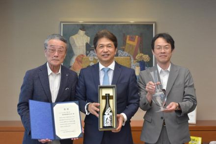 限定大吟醸1位報告　森島酒造が知事表敬　市販日本酒品評会部門別　茨城