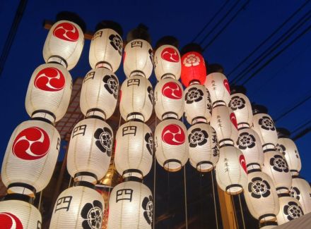 祇園祭 1155年悠久の歴史 宵山の華・駒形提灯の灯り…「前祭」「後祭」分離10年、気づいた風情