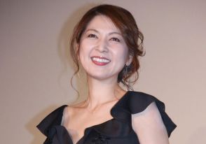 ＜飯島直子＞特攻姿を披露！　ノリノリでヤンキー座り　「伝説の頭 翔」オフショットに「かっけ～」「こんなに美しいおばあちゃんいるんか」