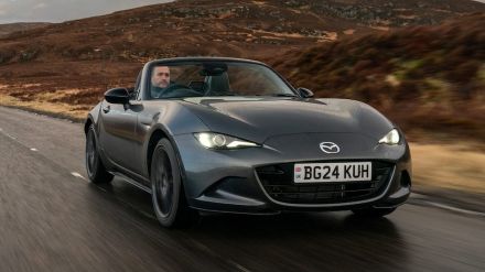 純粋主義のロードスター「マツダ MX-5」はその本質を保っている！今や希少な存在となったMX-5の魅力をスコットランドで堪能する