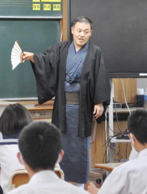 「話すこと夢つながる」　西米良中で落語家講演