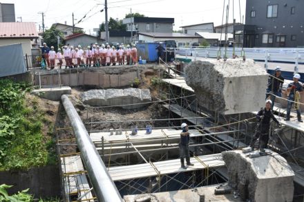 函館ラ・サール中生、旧戸井線コンクリート製3連アーチ橋の開進橋解体工事を見学　歴史や土木技術学ぶ