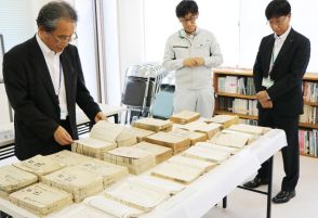 日出町教委と町歴史資料館が小中の「学校日誌」永久保存へ　明治期から出席状況や記載行事　9校分「歴史を次世代につなぐ」