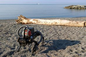 タバコの吸殻を拾い集めるロボット掃除犬、イタリア技術研究所が開発