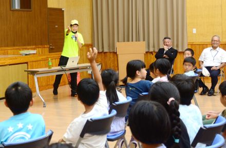 好きなことに挑戦して　走る冒険家・岩元さん講演　大和村夏休み学習教室