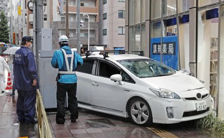 飲酒運転、通行人2人にけが疑い　ドラッグストア衝突、19歳逮捕