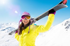 訪日客のスキー・スノボによる消費額押し上げ効果は約640億円、観光庁が試算、1人あたり旅行支出は33万円に