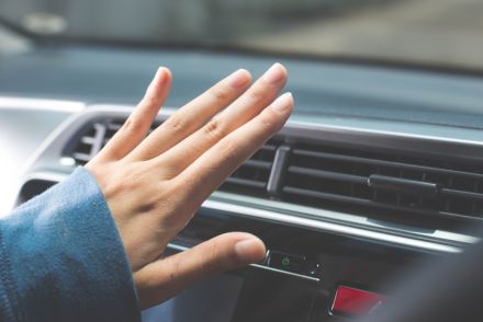 【謎のボタン】車のエアコンをつけるときに「A／Cボタン」をオンにすると「燃費が悪くなる」と聞きました。ずっとオフでもよいのでしょうか？