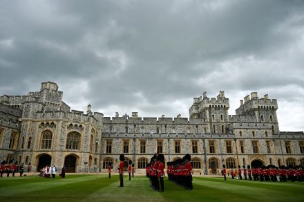 英国王、ウィンザー城に太陽光パネル設置　公用車も電動化計画