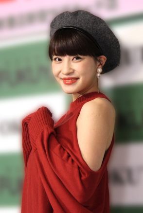 ＜岸明日香＞超ミニ黒ワンピで際立つ美脚　美白ツルツル　最強お姉さん！