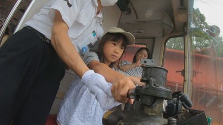 小学生が路面電車の運転を体験　夏休みの思い出作り　抽選は約4.5倍の倍率　岡山市