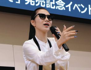 田中あいみ、サングラス姿で「幻のデビューシングル」新曲披露 網膜剝離手術受け回復 昨年来、師匠・細川たかしとバラエティー出演