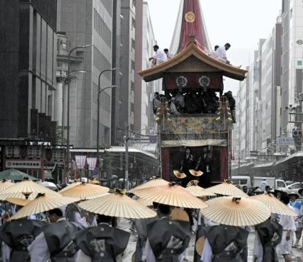 山鉾巡行「鷹山」の屋根が落下　2人けが　祇園祭・後祭、電柱に接触