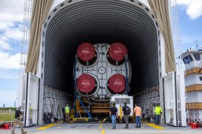 NASAの大型ロケット「SLS」2号機のコアステージがケネディ宇宙センターに到着