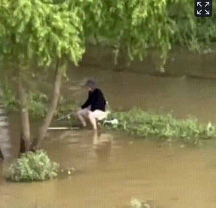 泥水で通行止めになったソウル漢江で釣りに夢中…「事故が起きたら助けるべきか？」