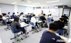 「薄給」に夢を諦めました…韓国・公務員試験受験生「史上最低」