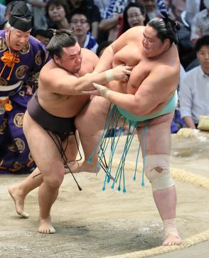 琴桜が３敗に後退　霧島に寄り切られる