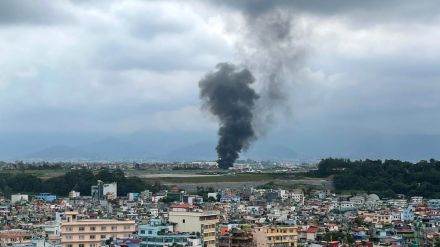 小型機が離陸直後に墜落、１８人死亡　ネパール