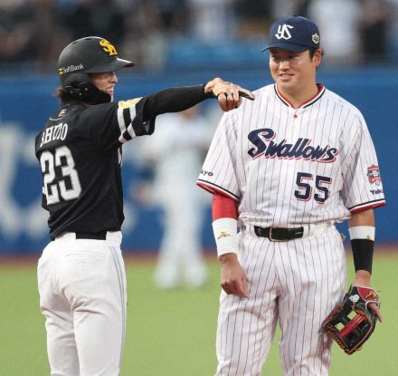 【球宴】ソフトバンク・周東とヤクルト・村上が塁上で“イチャイチャ”　「かわええ」「たまらん」の声