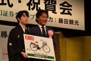 藤井聡太名人に電動アシスト自転車贈呈「家族で使う」　王将防衛時は「体力強化」でエアロバイク