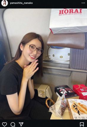 九州の美人タレント　メガネ姿で移動中に大阪名物を堪能！「プライベート姿も素敵」「魅力的」の声