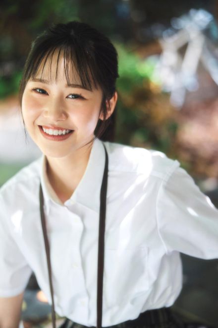 ＜櫻坂46向井純葉＞現役JKの18歳美少女　江の島で笑顔はじける　「夏と制服と美少女たちの青春グラフィティー」