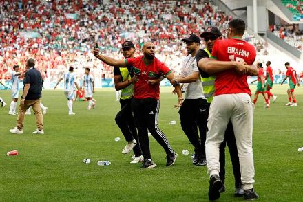 五輪サッカー初戦からいきなり大混乱　AT15分、観客乱入、爆竹投下…セキュリティー面に不安の声