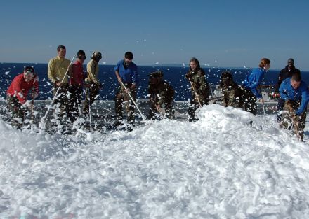 「ミネラルウォーターに発がん性物質が！」　日本の水を汚染する「PFAS」を堂々とまき散らす衝撃写真