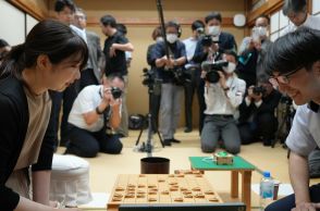 初の女性棋士誕生？　西山朋佳女流三冠が棋士編入試験の受験資格を取得