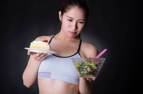 今すぐできる！食欲を抑える方法、生理前の暴食を防ぐにはどうすればいい？