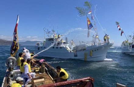 海上パレード豪快　日向・細島みなと祭り