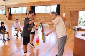 被爆地・長崎へ最後の千羽鶴　来年休校の串間・秋山小