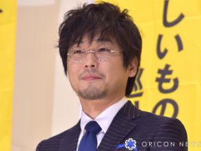 山崎樹範、妻・吉井怜に“甘えて抱きつく”密着ショット「あたしゃね、一生この人に甘えて生きると決めたんだ」