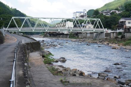 20年7月豪雨で流失…日田市の「新天瀬橋」よみがえる　橋桁高くし安全性向上　28日に旧橋の断片使ったアート作品飾り渡橋式