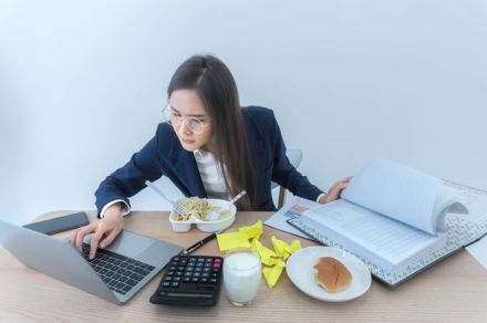 同僚が忙しすぎて、毎日「昼休み」も働いています。帰りも遅いので心配なのですが、「休憩なし」って大丈夫なんですか？ 残業代などは付いているのでしょうか…？