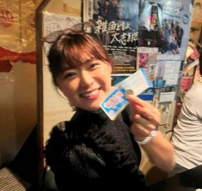 ベストスコア72の山内鈴蘭　新宿ゴールデン街のディープな酒場でノリノリのママと乾杯！